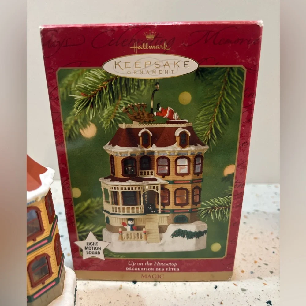 Vintage 2001 Hallmark Keepsake Ornament “Up on the Housetop”‎ magic ornament